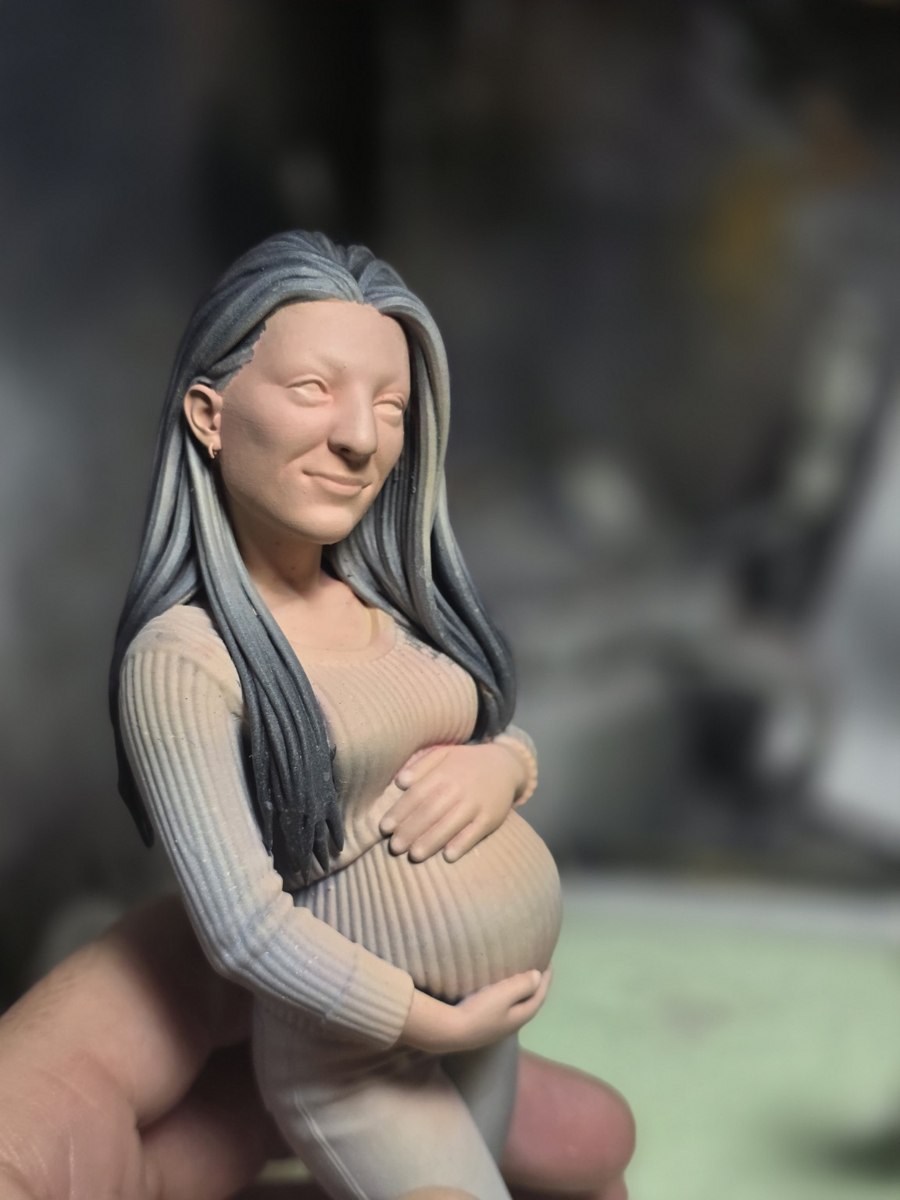 Detalle de una figura durante el proceso de pintura en el taller