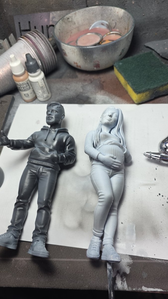 Figuras preparadas en la cabina de pintura