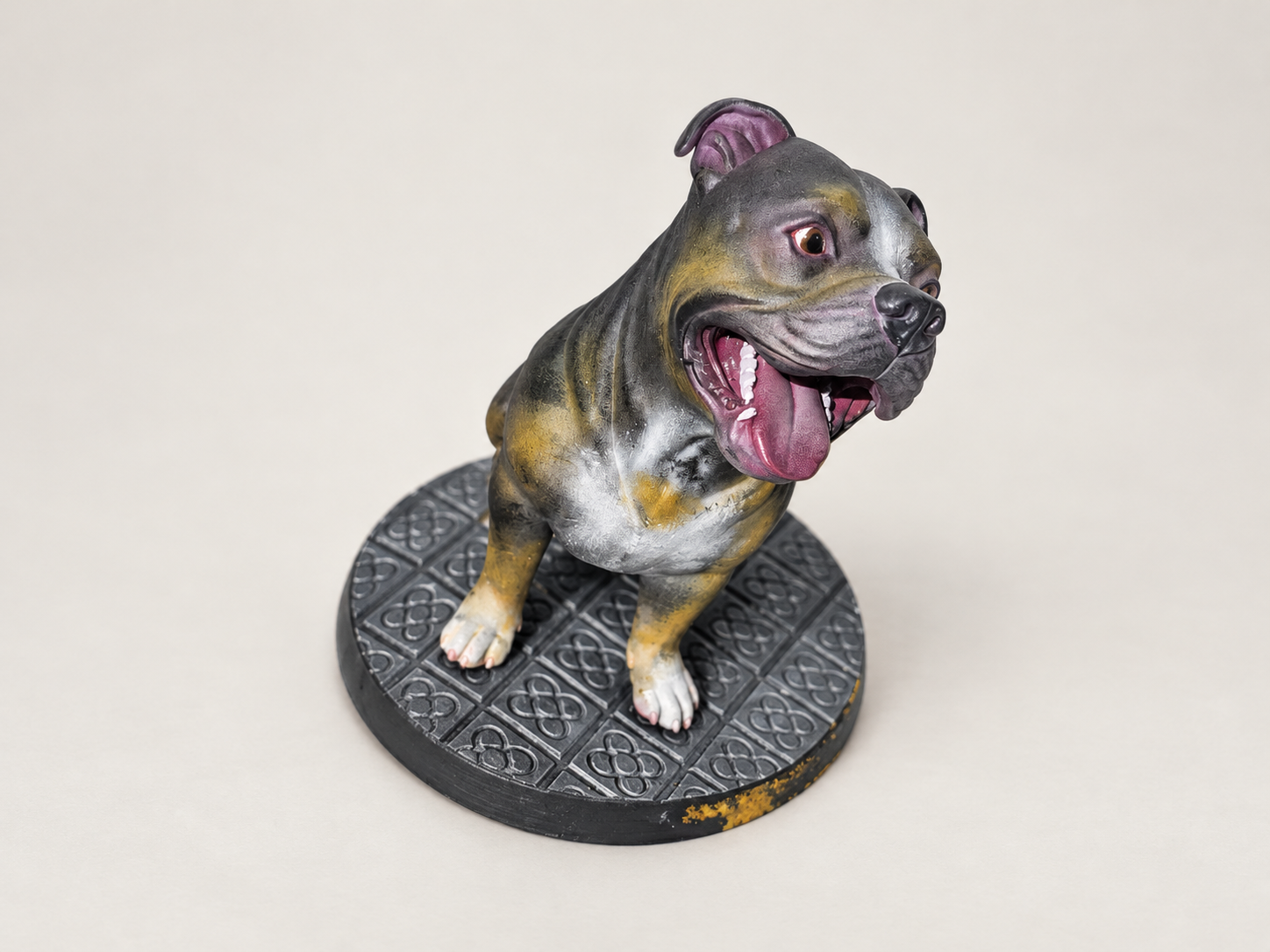 Figura pintada del mismo perro; fondo editado